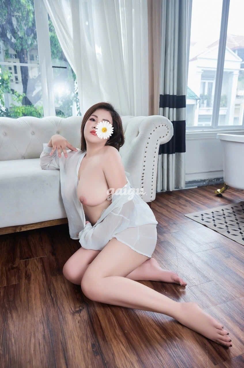 YẾN NHI EM GÁI NGOAN HIỀN,PHỤC VỤ NHIỆT TÌNH,BÚ CU MIỆT MÀI 第8张