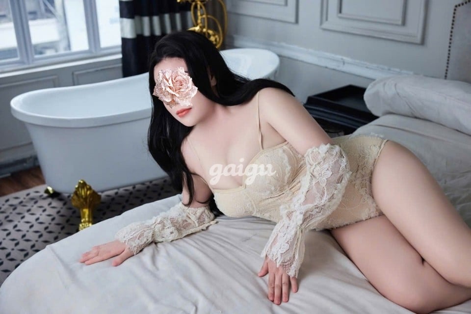 Phương Linh- Ngực Cực Khủng. Và Rất Chiều Khách 第3张
