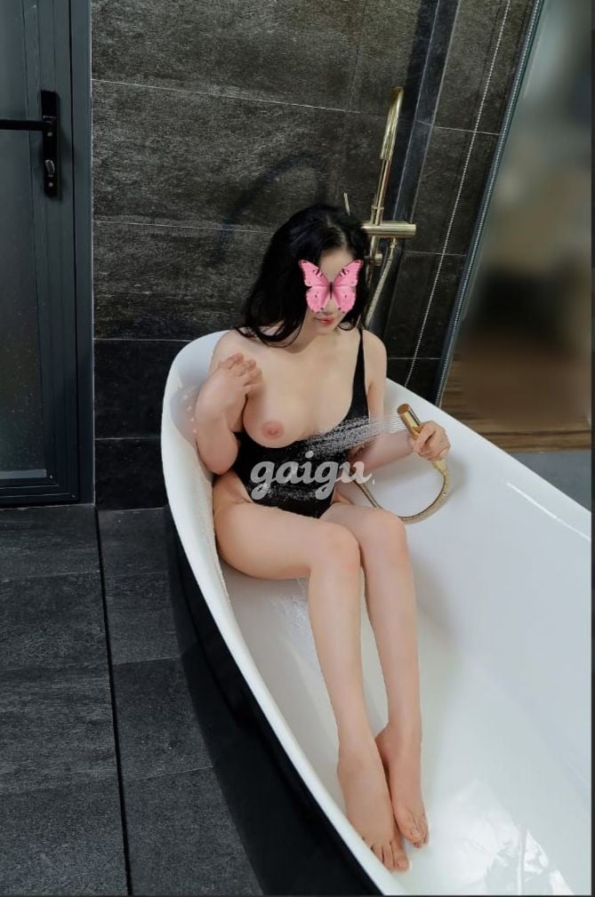 HOT THU THỦY NGỰC TO MÔNG NỞ, MẶT XINH, THÁI ĐỘ CHIỀU KHÁCH 第3张
