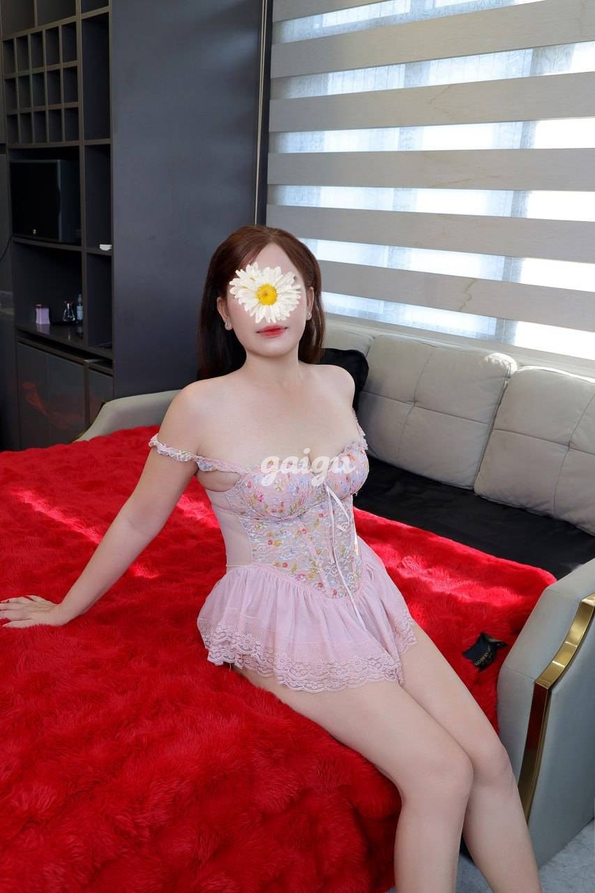 Hồng Phương - Sập Sàn Phân Khúc Tình Cảm, Lần Đầu Gia Nhập Sân Chơi